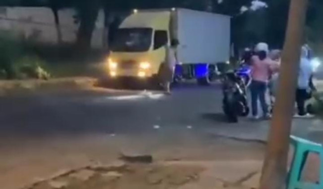 Viral Pengunjung Pecel Lele  Pungut Beras Bantu Ibu Yang Nangis Karena Tumpah